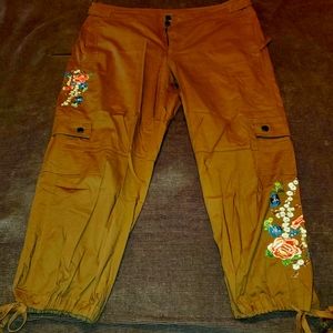 Woman embroidered pants